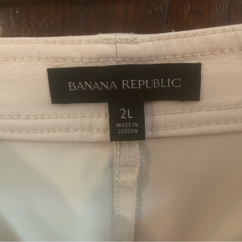 Banana Republic cream cargo dress pant with pleated ankle detail. Size 2L.